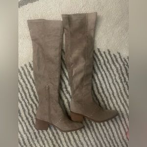 Report Zaria knew high boots sz 8.5